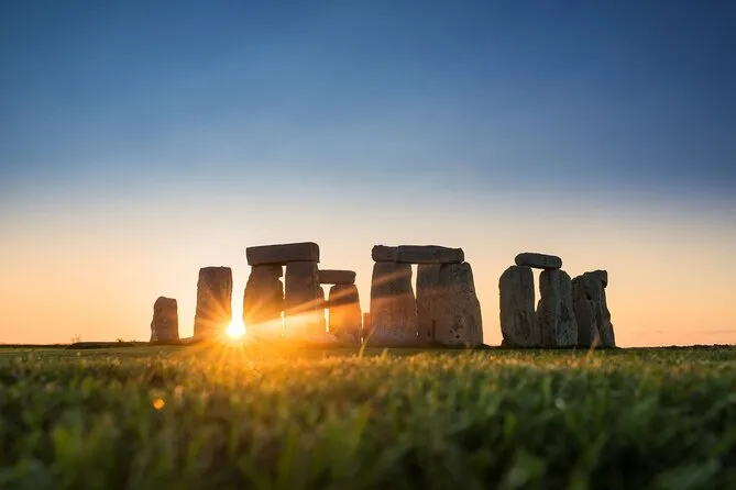 Stonehenge davanti a un sole al tramonto